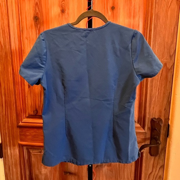 2pc bundle of FIGS Scrub Tops - Picture 10 of 16